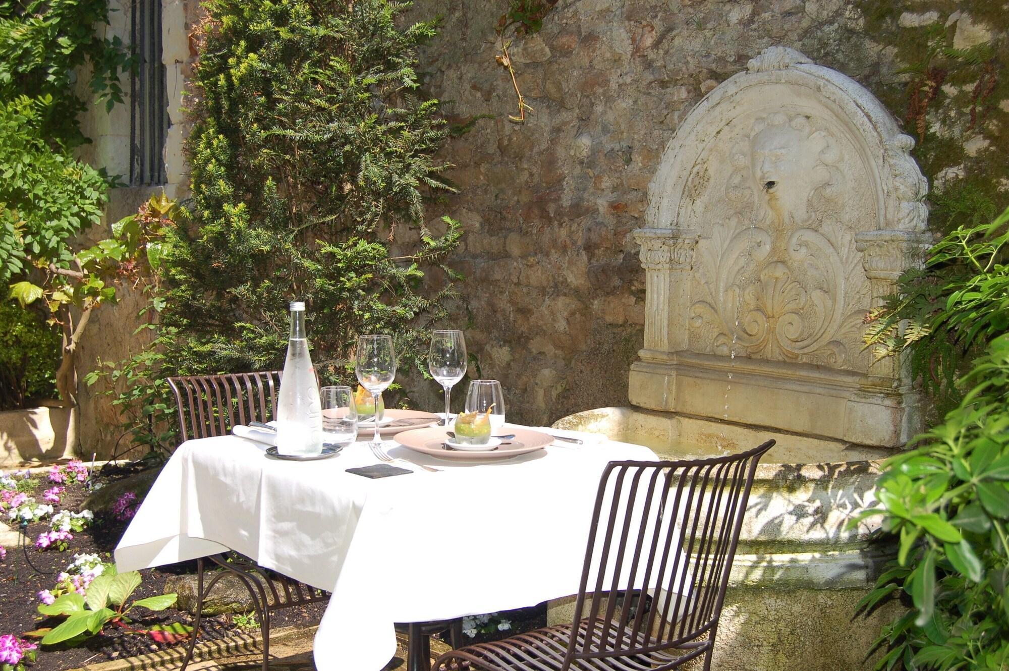 Hotel Logis Restaurant Le Cheval Blanc Blere